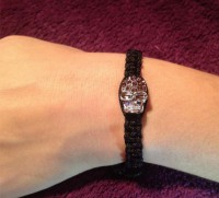 pulsera de macrame con calavera